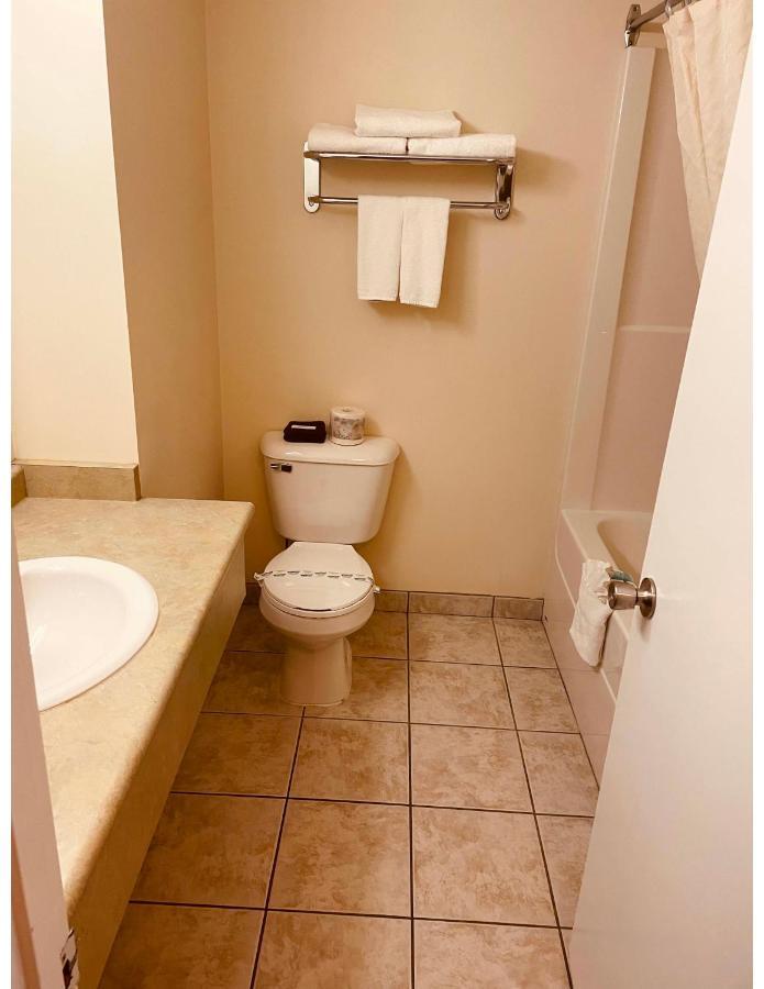 Aurora Park Inn & Suites Dawson Creek Ngoại thất bức ảnh