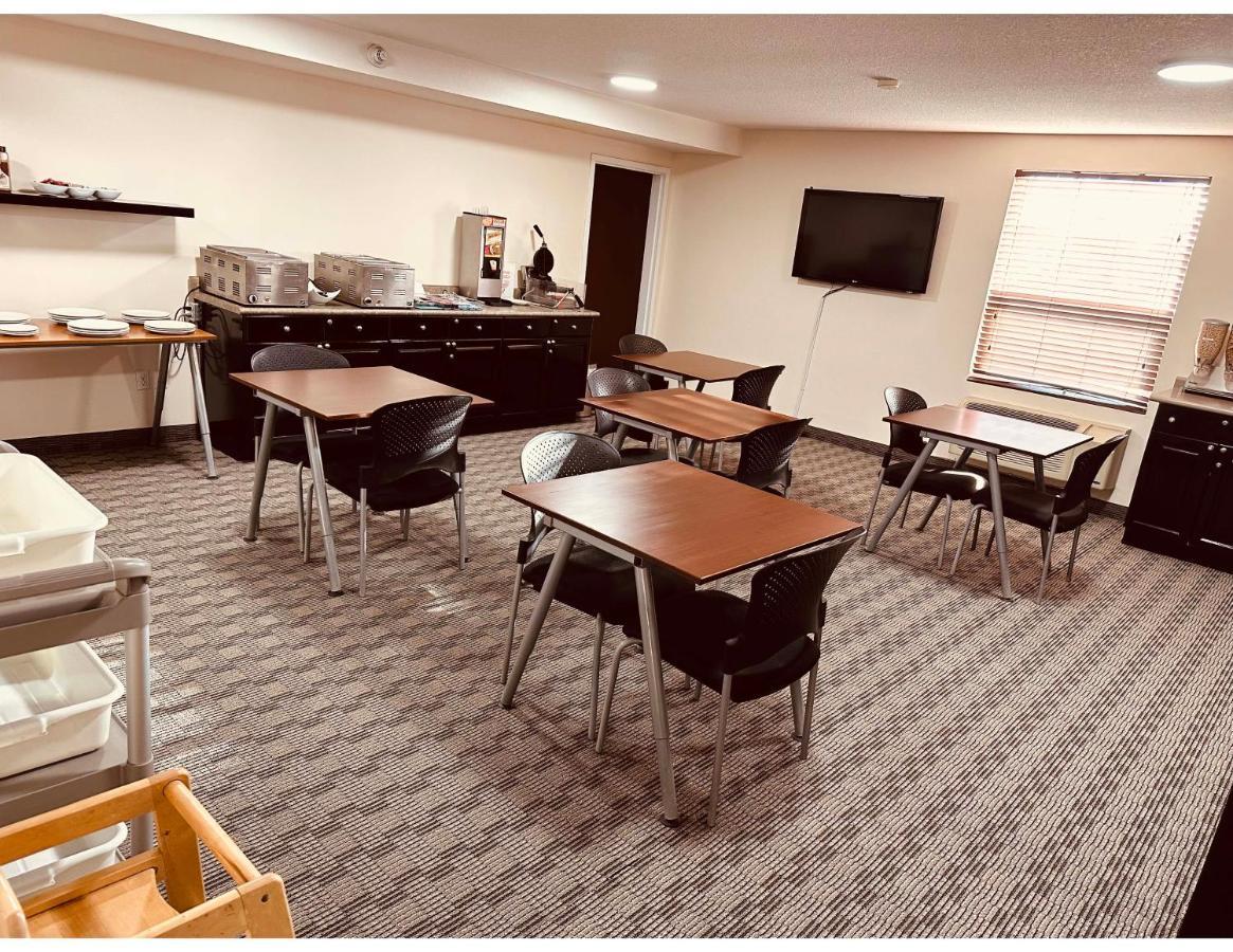 Aurora Park Inn & Suites Dawson Creek Ngoại thất bức ảnh